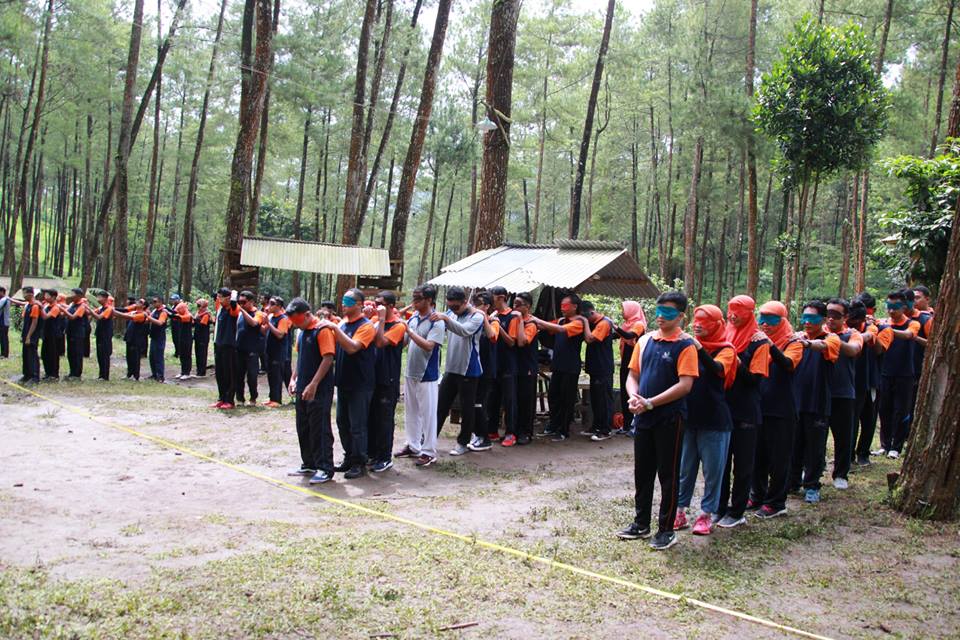 Kegiatan Pramuka: Santri Jelajah Alam dan Outbound di Coban Rondo